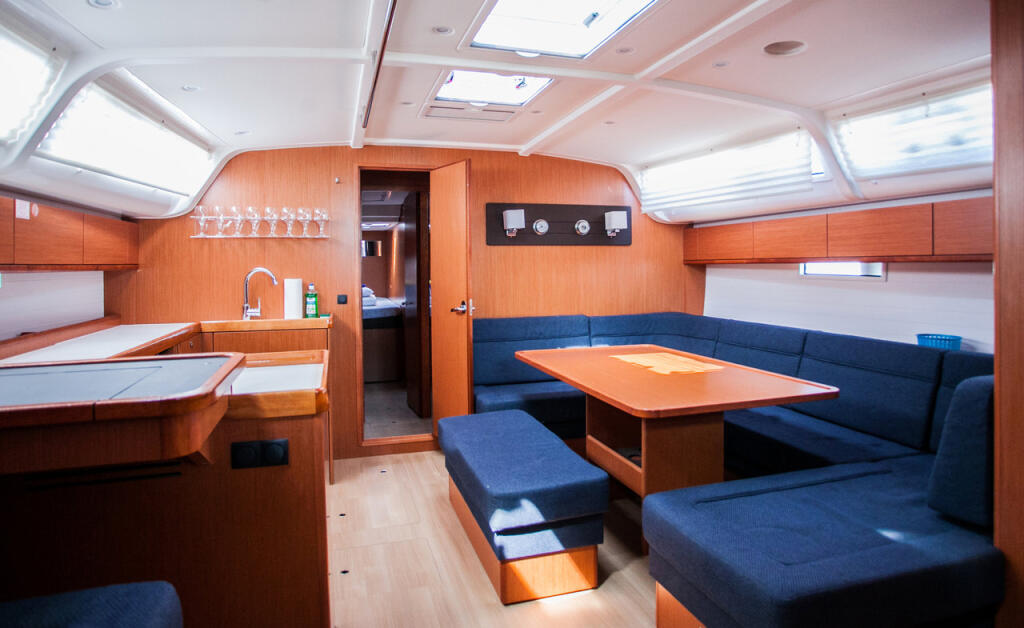 Sailing yacht 