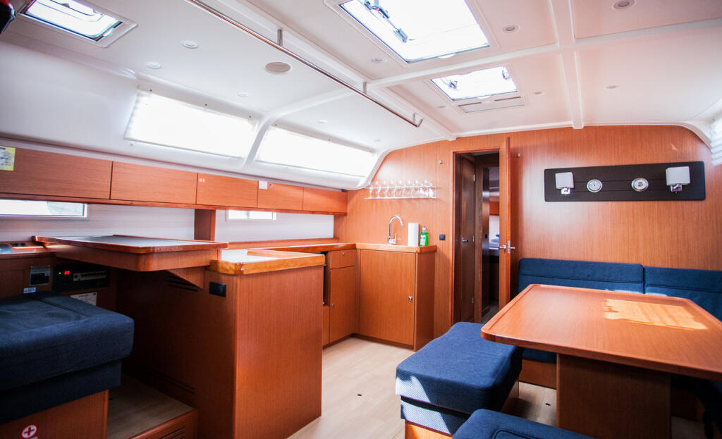 Sailing yacht 