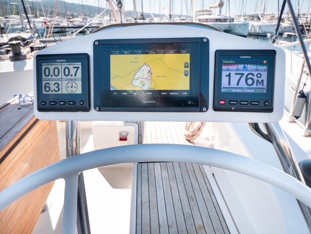 Sailing yacht 
