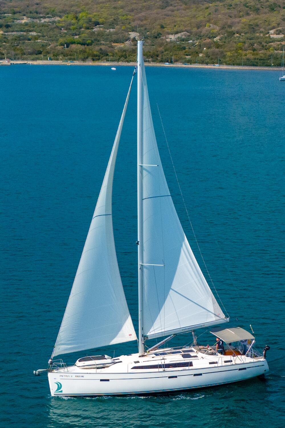 Sailing yacht 