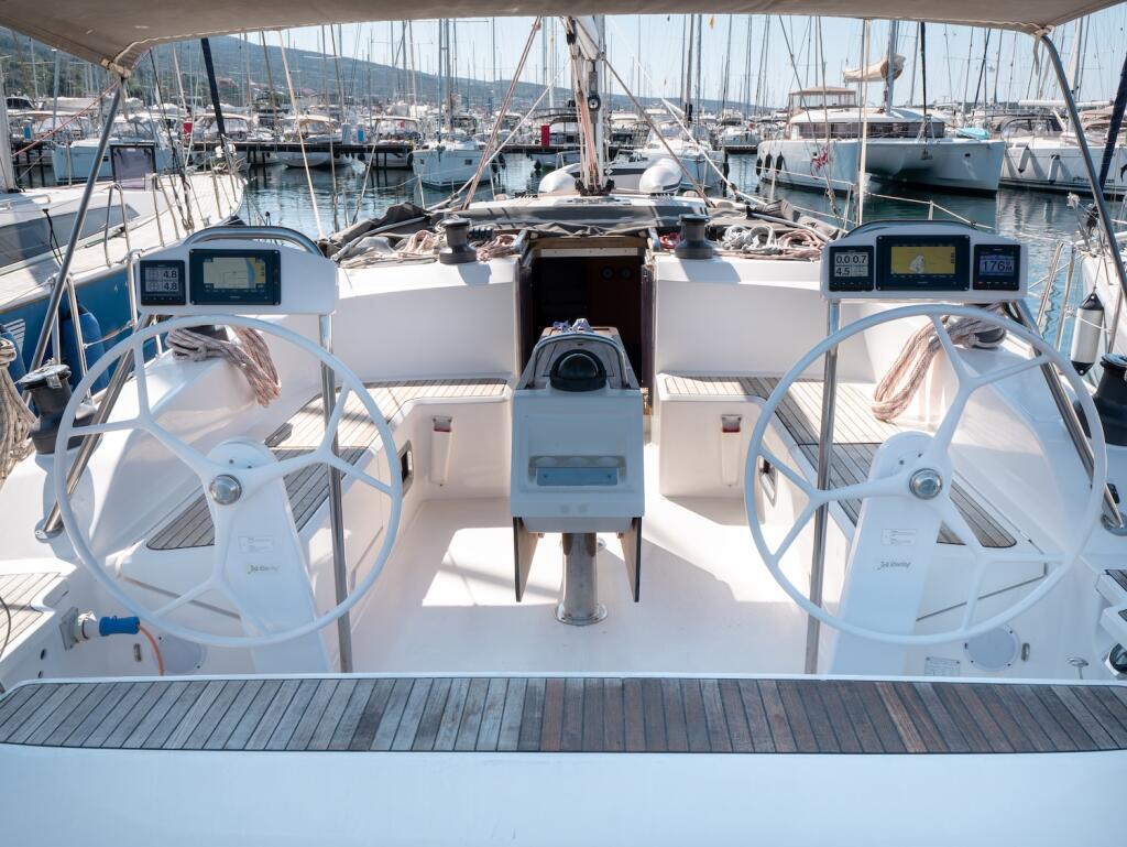 Sailing yacht 