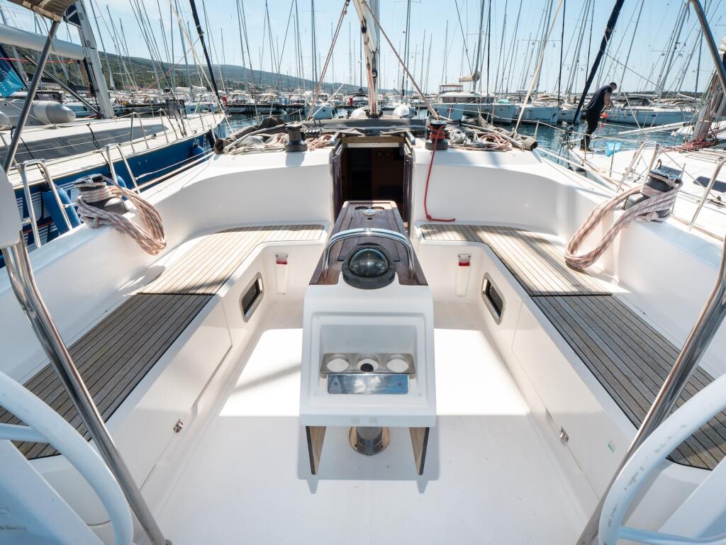 Sailing yacht 