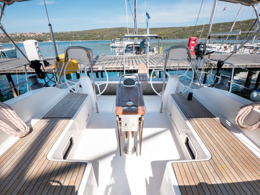 Sailing yacht 