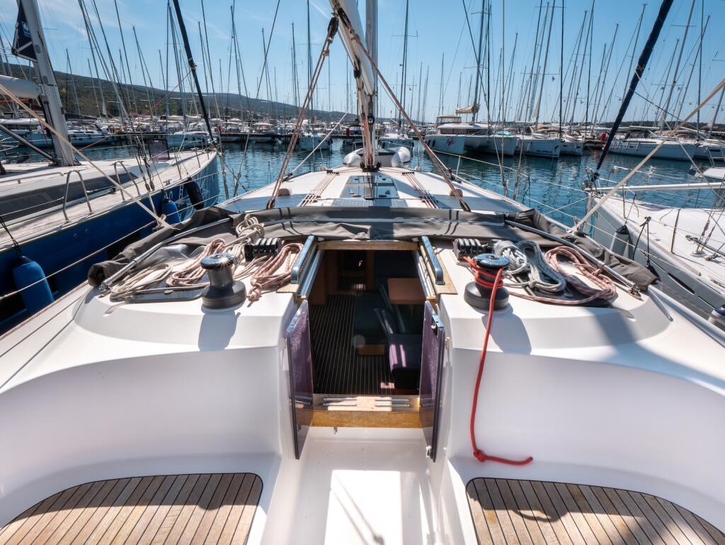 Sailing yacht 
