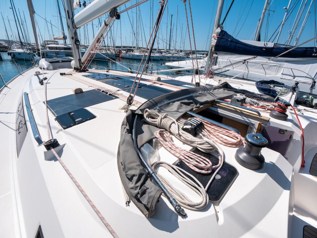 Sailing yacht 