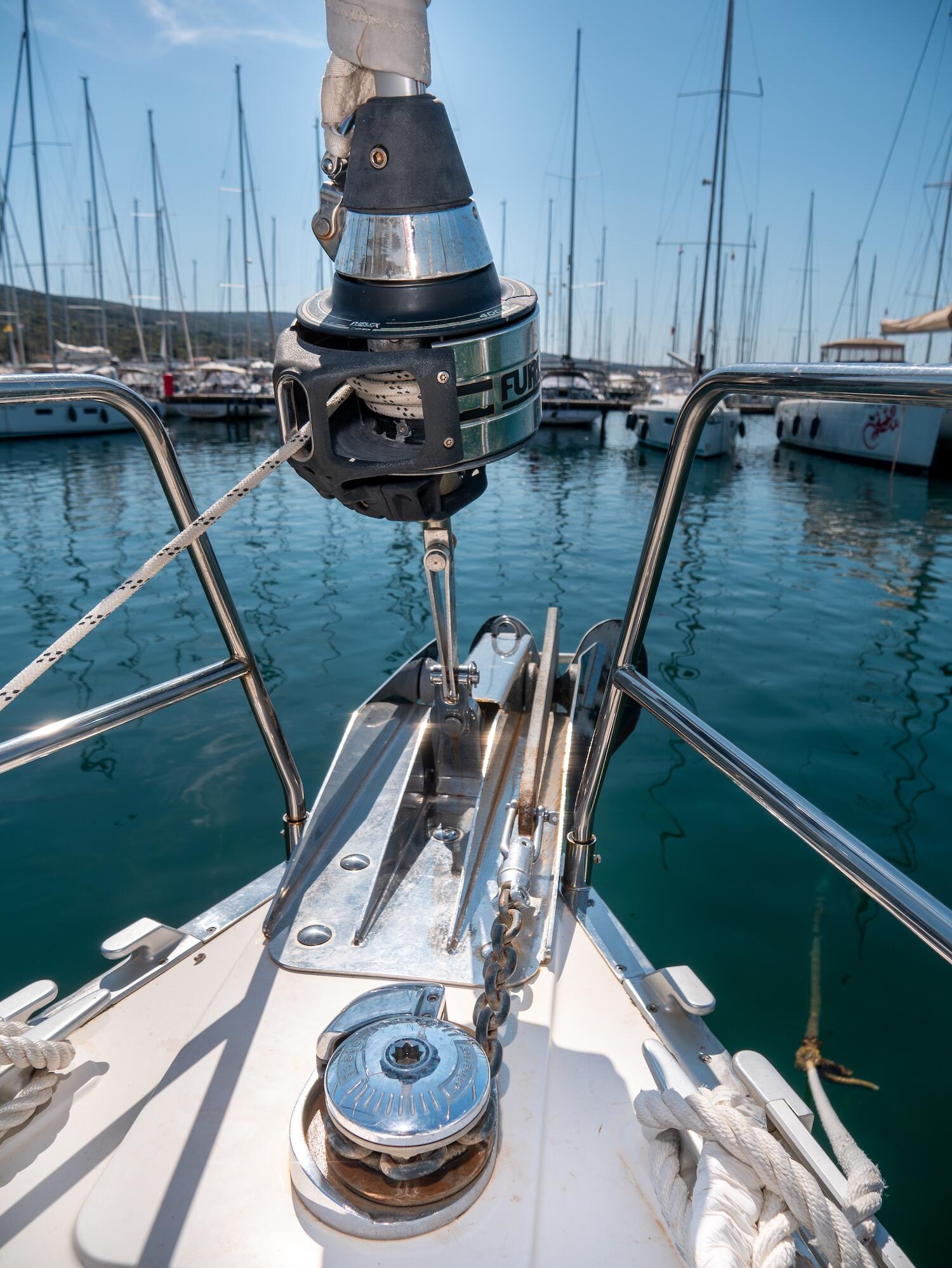 Sailing yacht 
