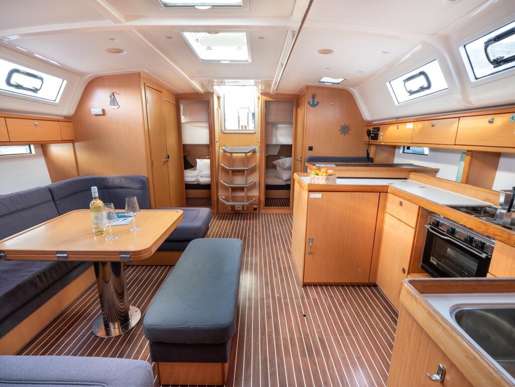 Sailing yacht 