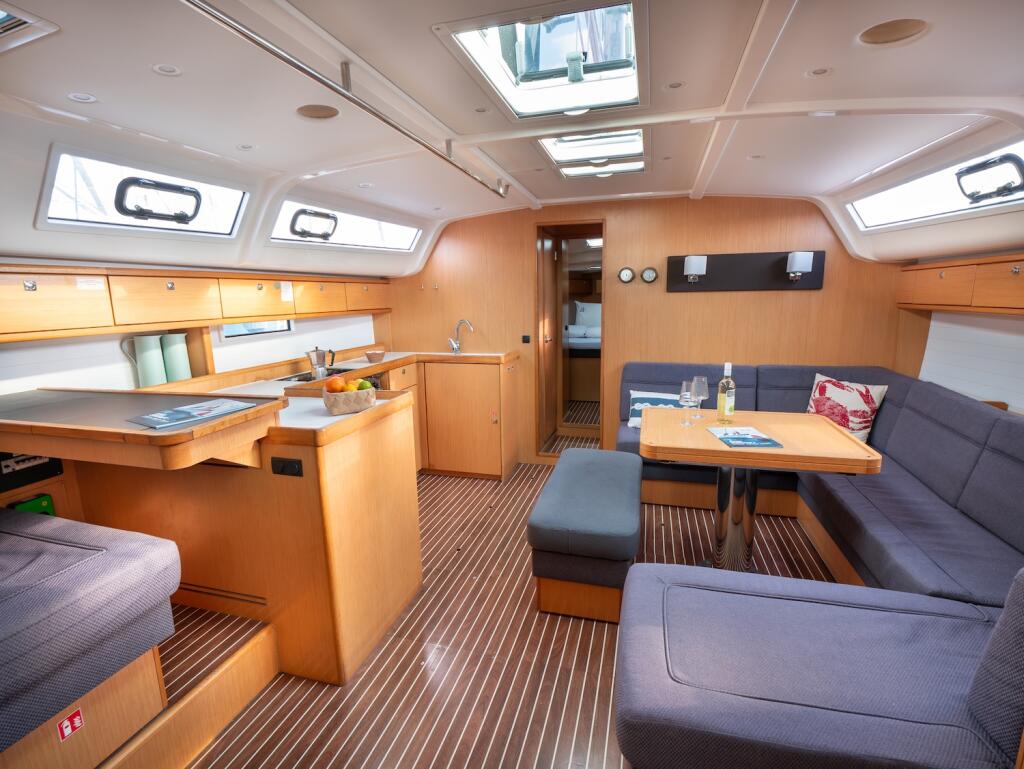Sailing yacht 