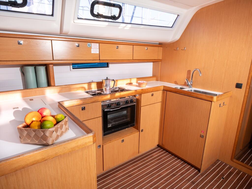 Sailing yacht 