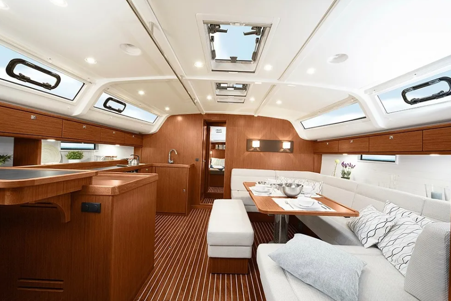 Sailing yacht 
