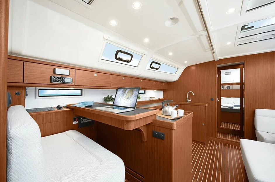Sailing yacht 