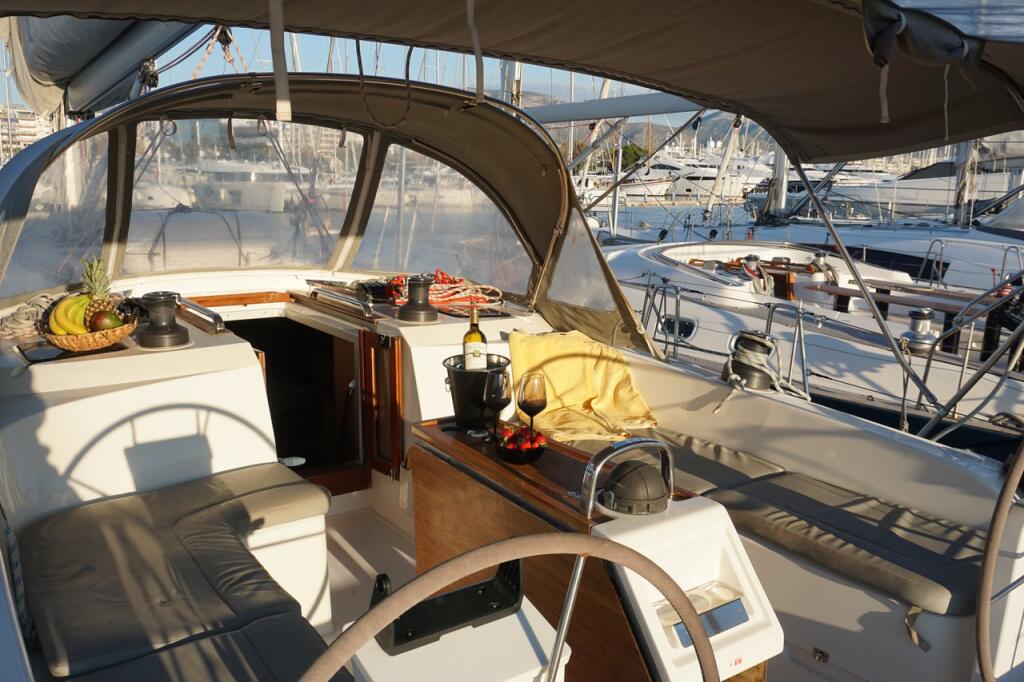 Sailing yacht 