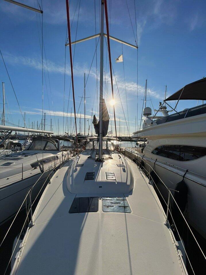 Sailing yacht 