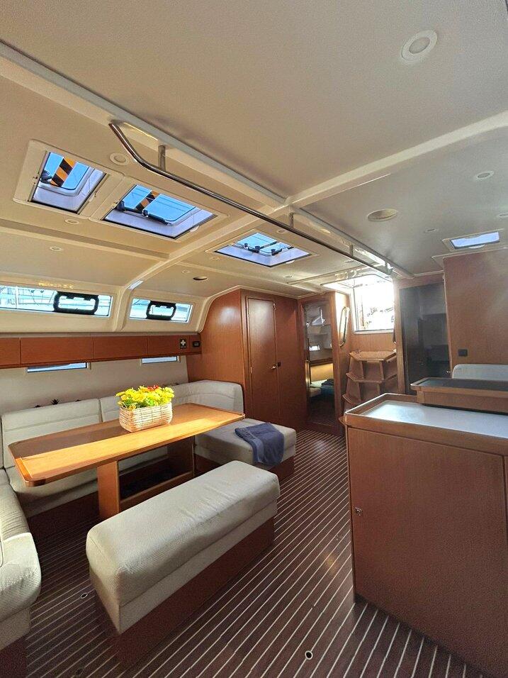 Sailing yacht 