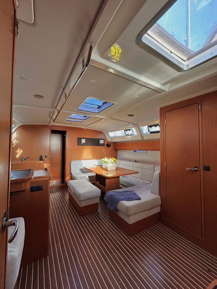 Sailing yacht 