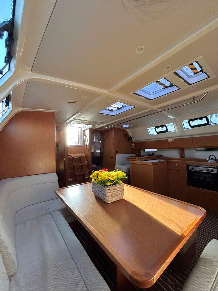 Sailing yacht 