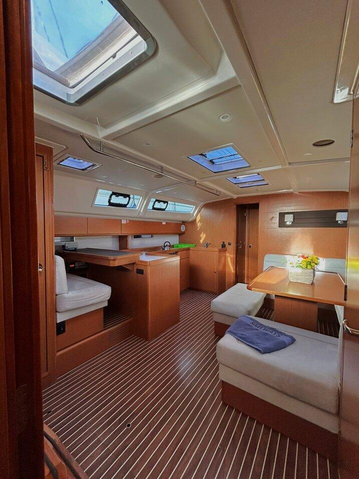 Sailing yacht 