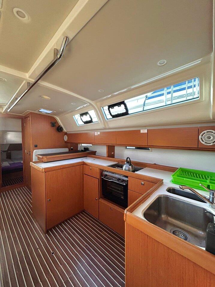 Sailing yacht 