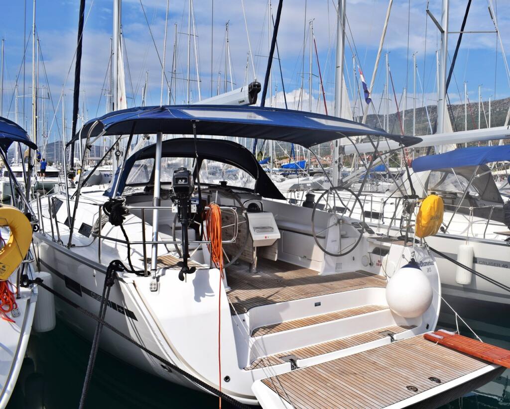 Sailing yacht 