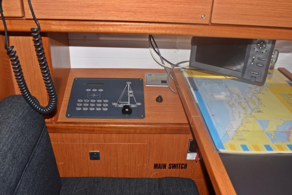 Sailing yacht 