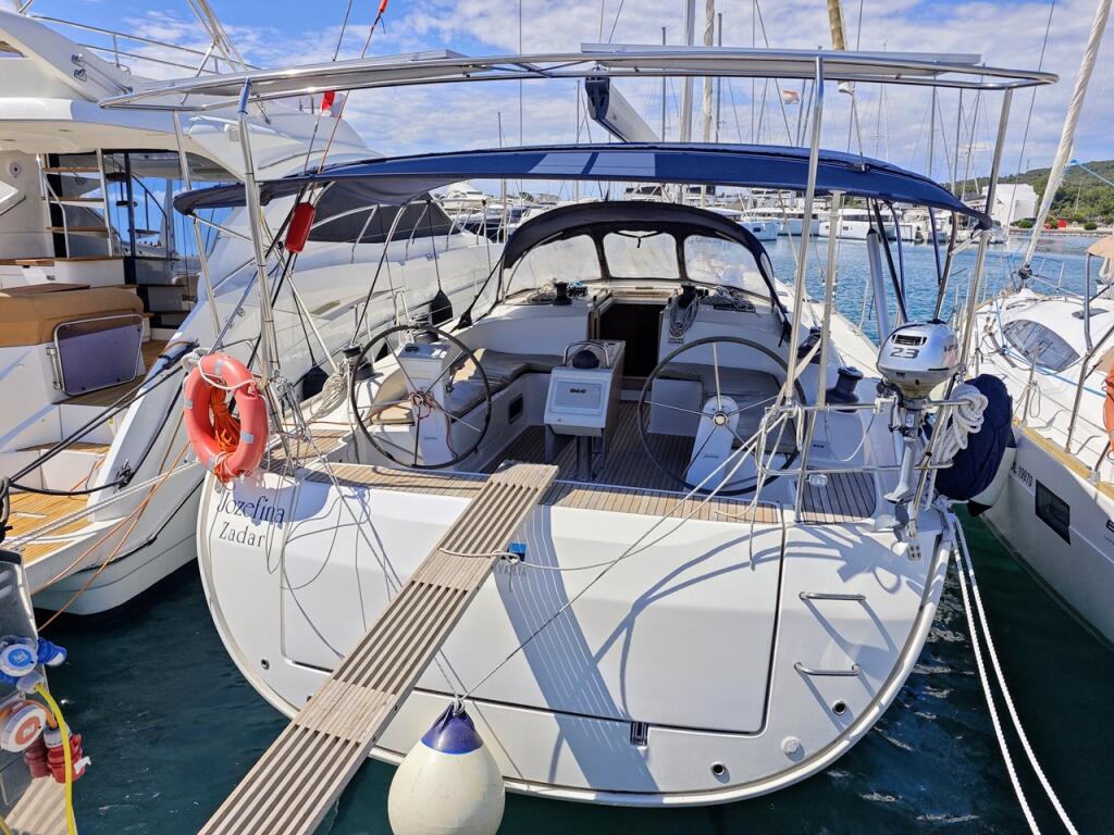 Sailing yacht 