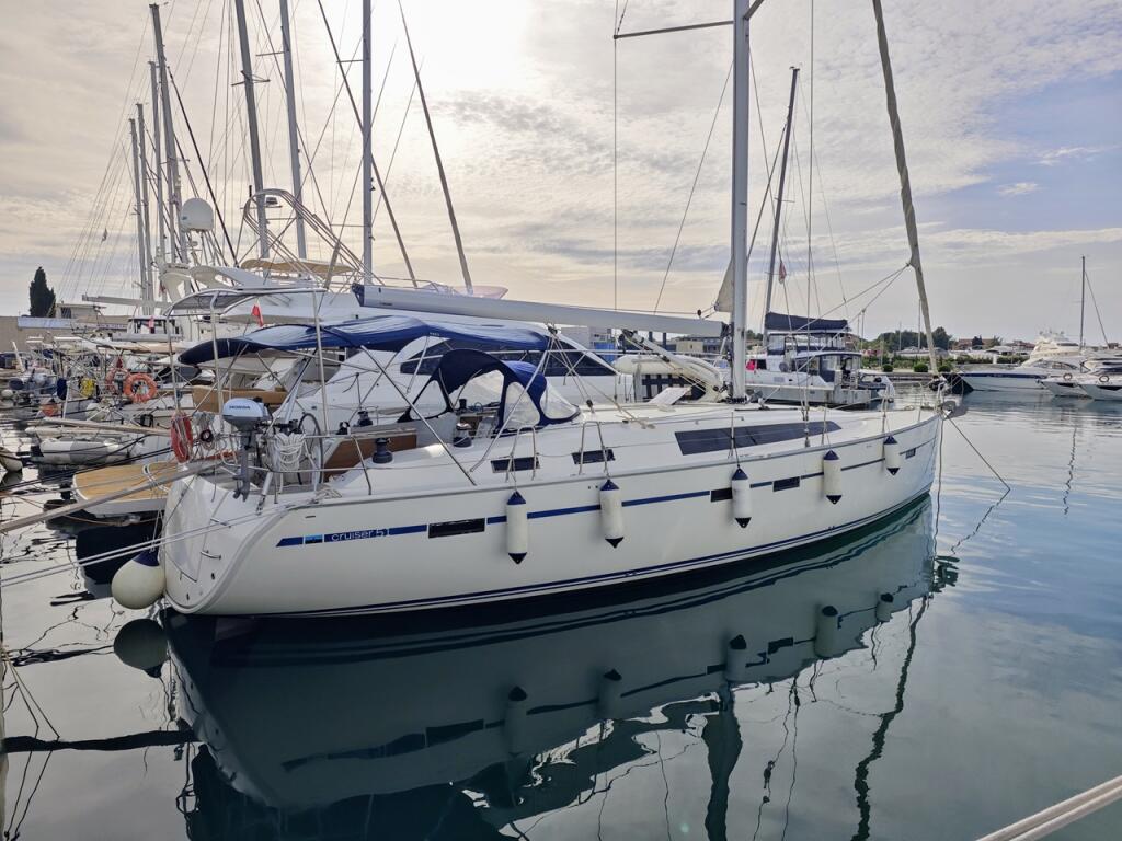 Sailing yacht 