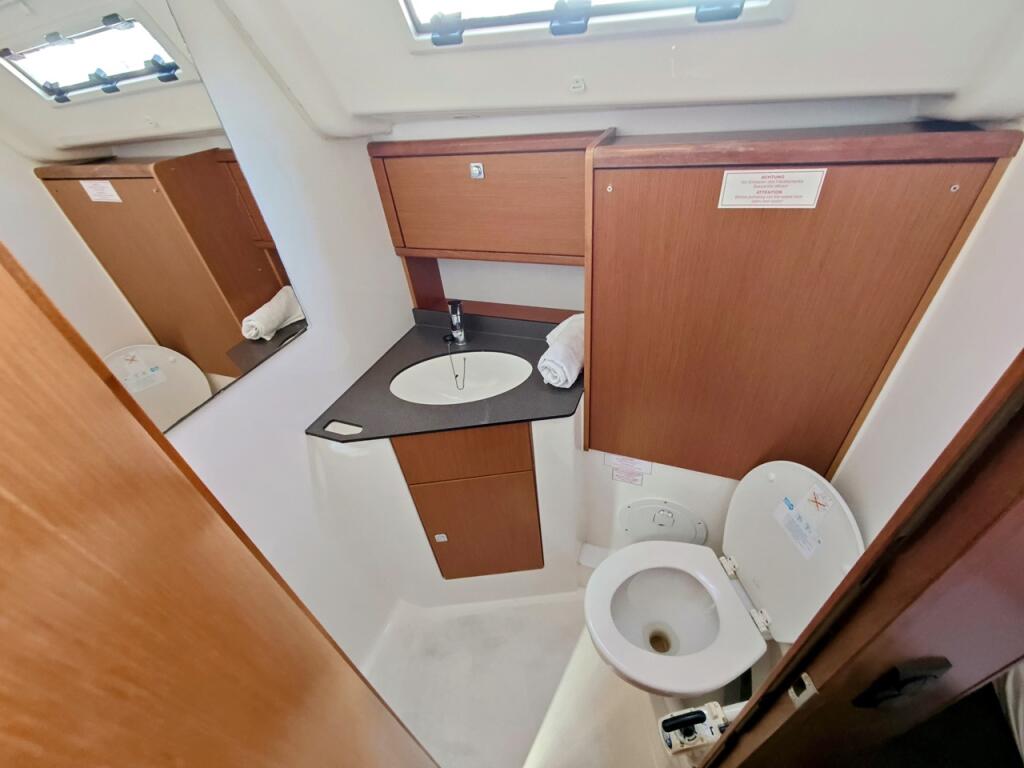 Sailing yacht 