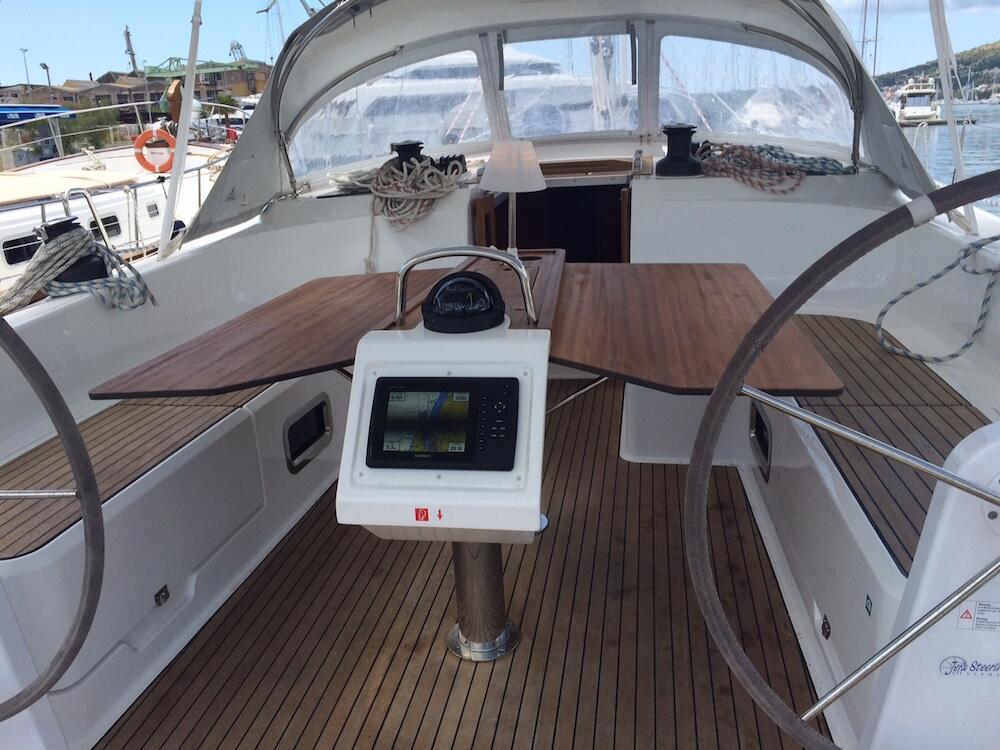 Sailing yacht 