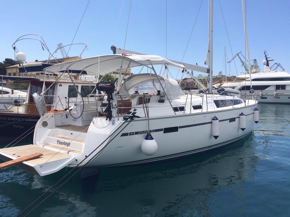 Sailing yacht 