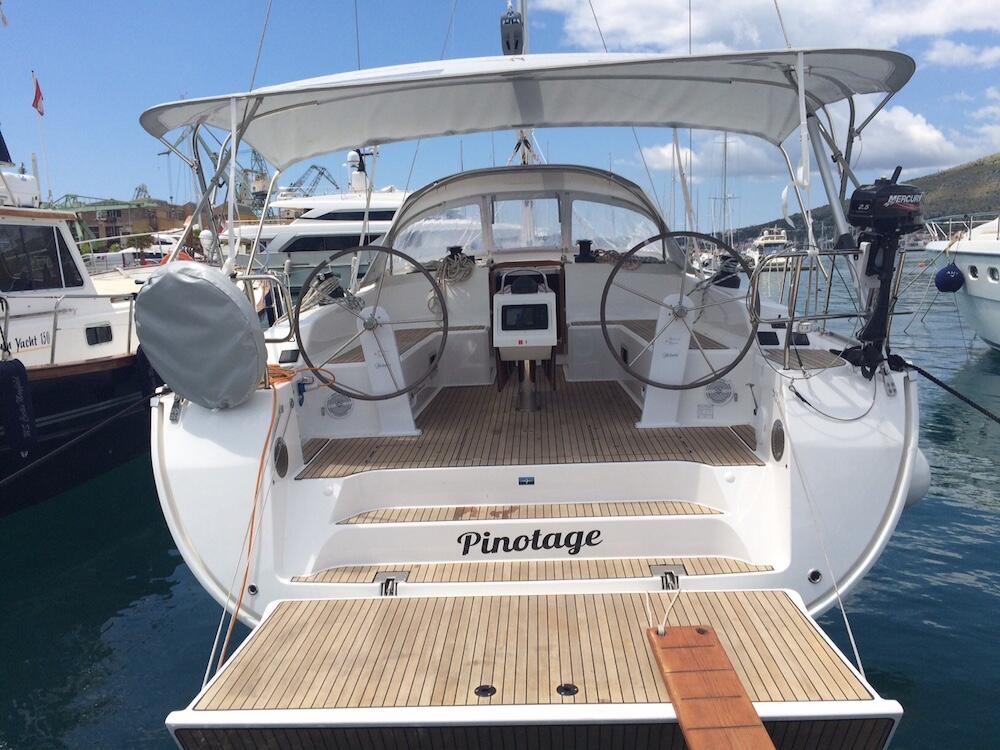 Sailing yacht 