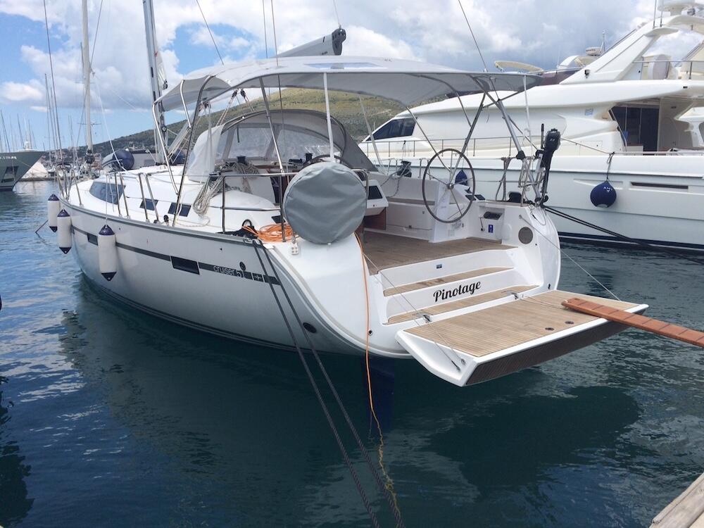 Sailing yacht 