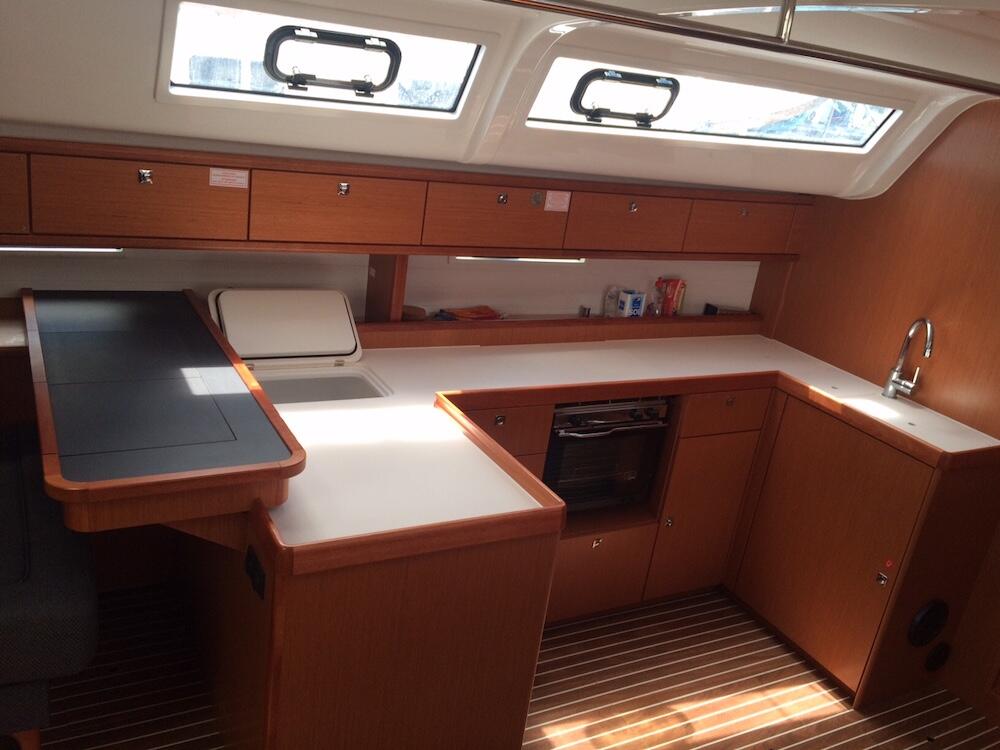 Sailing yacht 