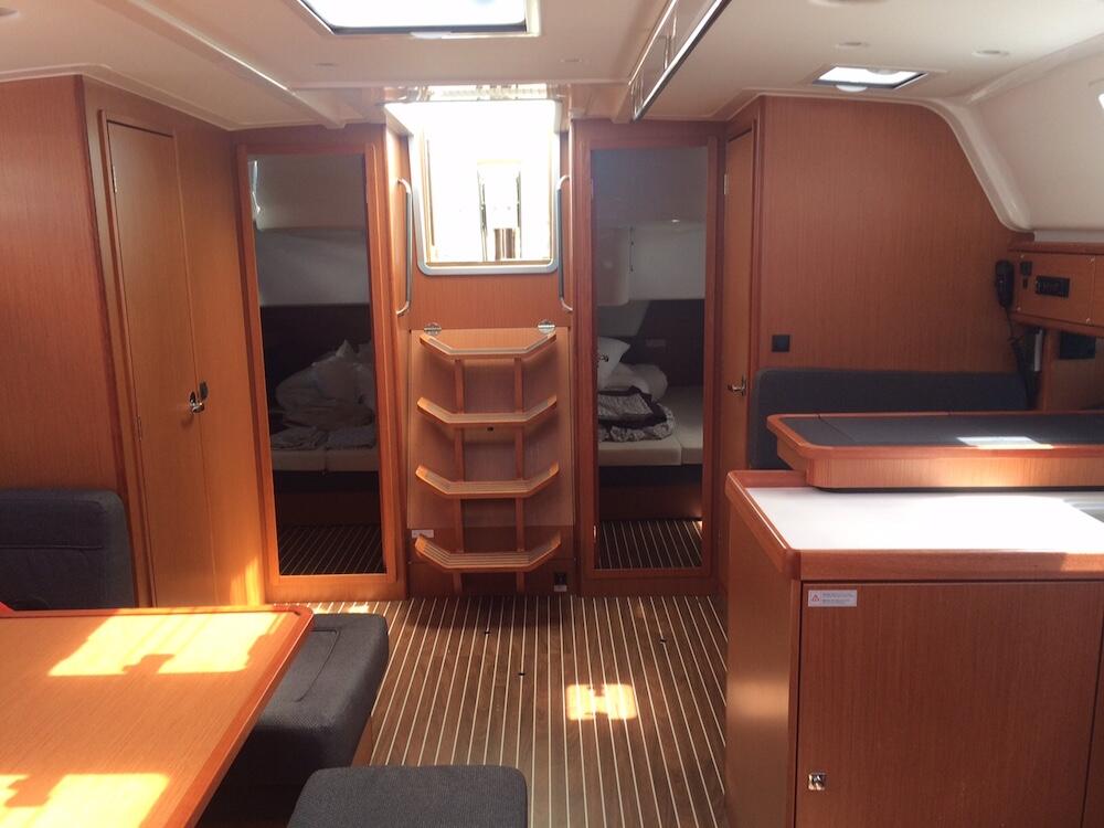 Sailing yacht 