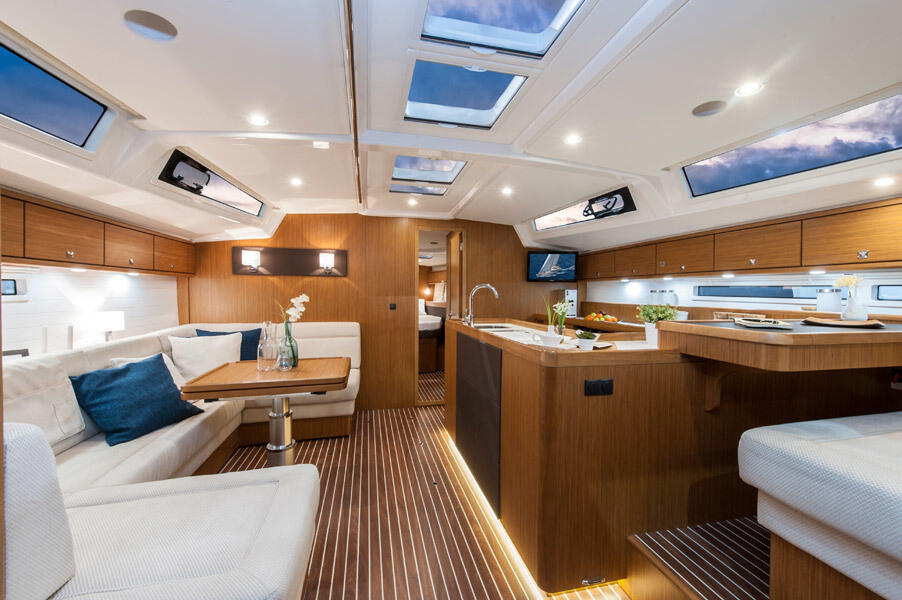 Sailing yacht 