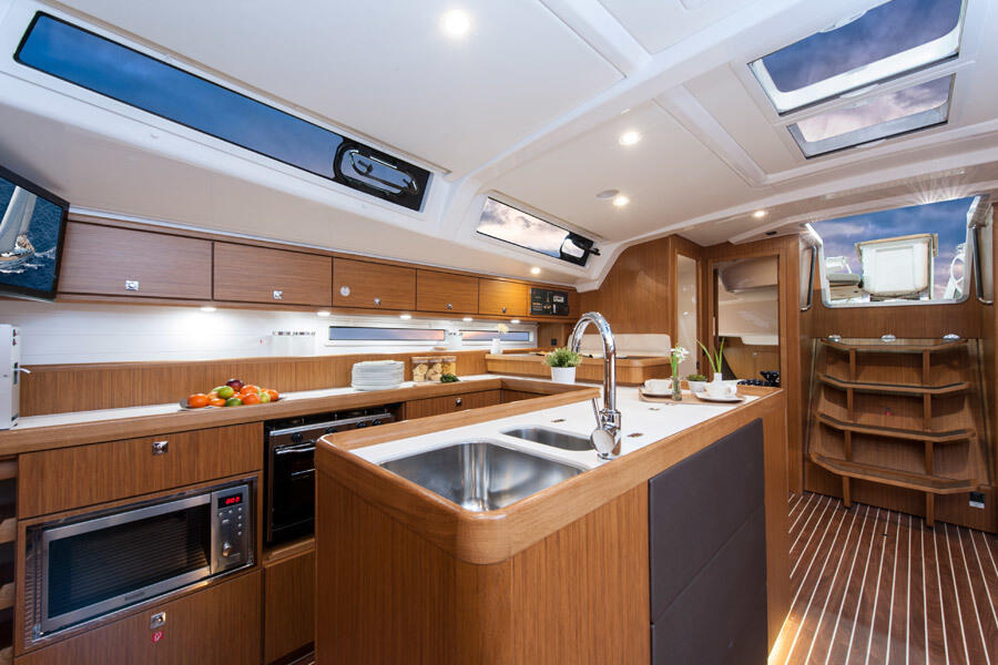 Sailing yacht 