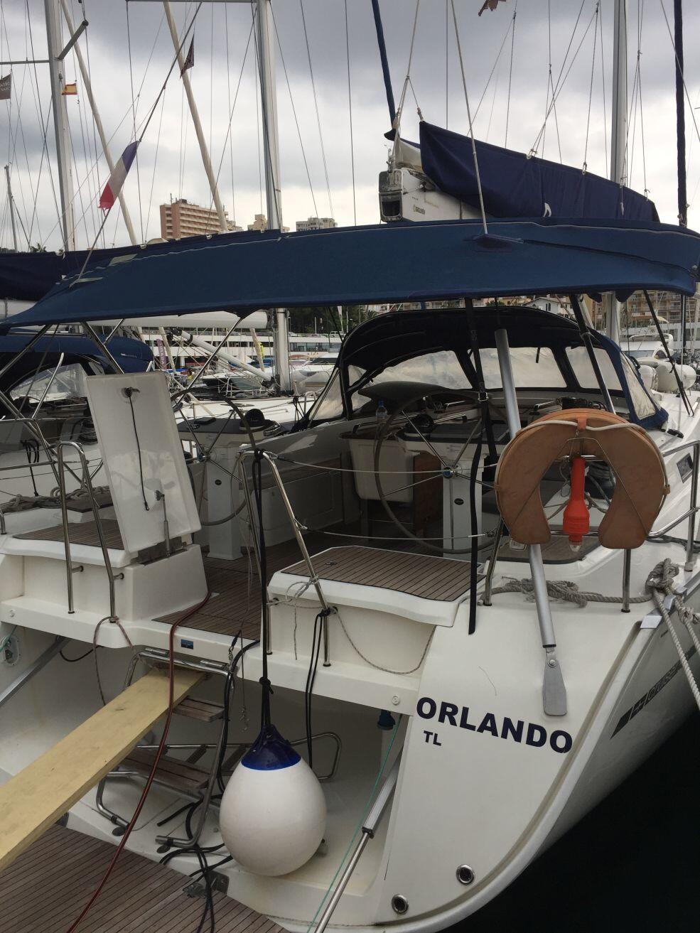 Sailing yacht 