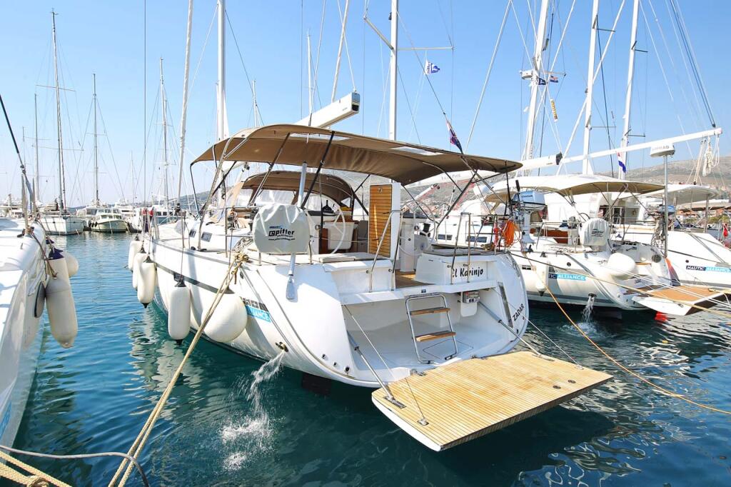 Sailing yacht 
