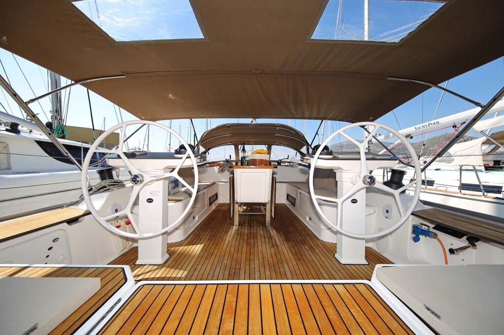 Sailing yacht 