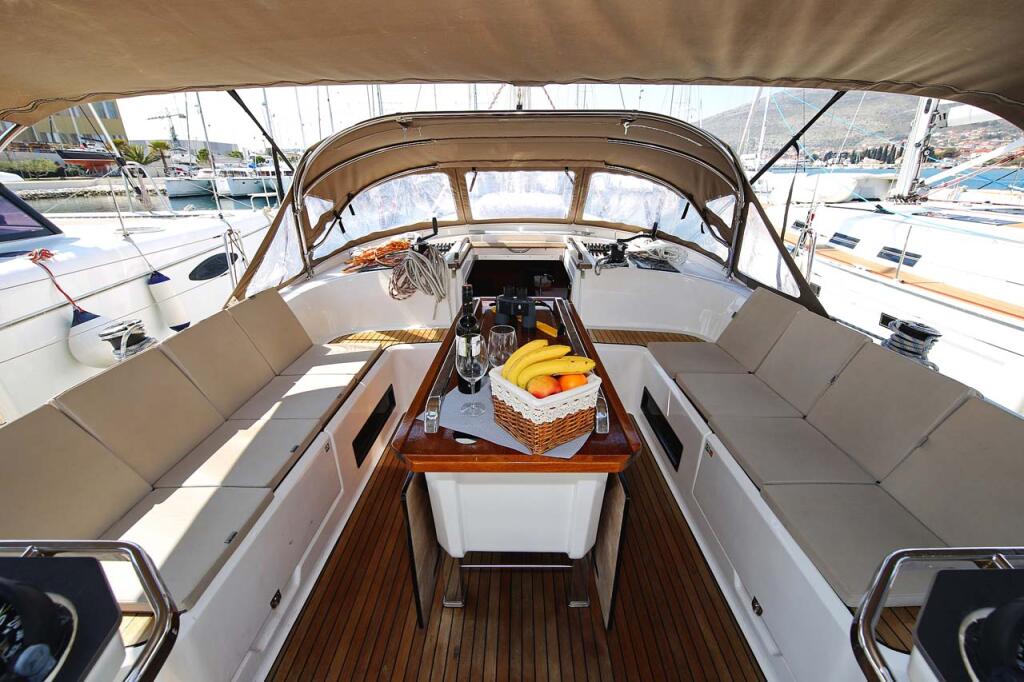 Sailing yacht 