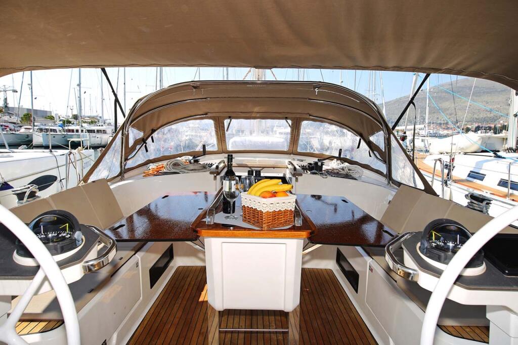 Sailing yacht 