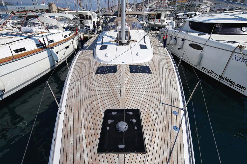 Sailing yacht 