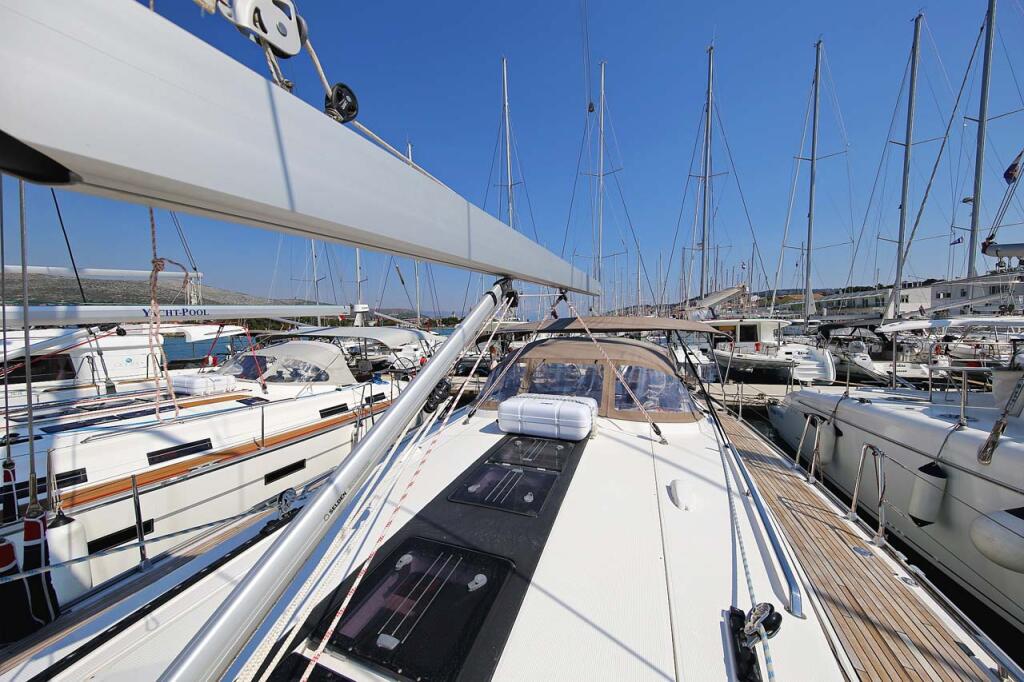 Sailing yacht 