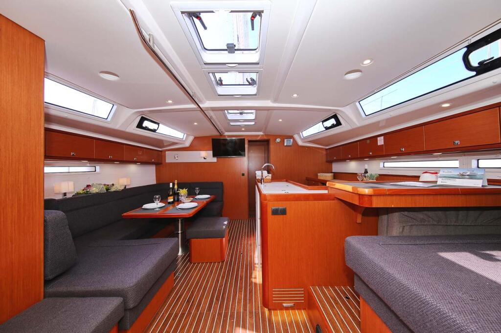 Sailing yacht 