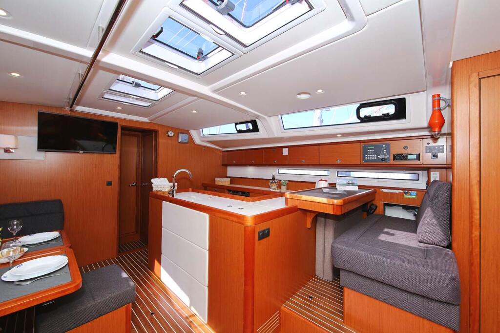 Sailing yacht 