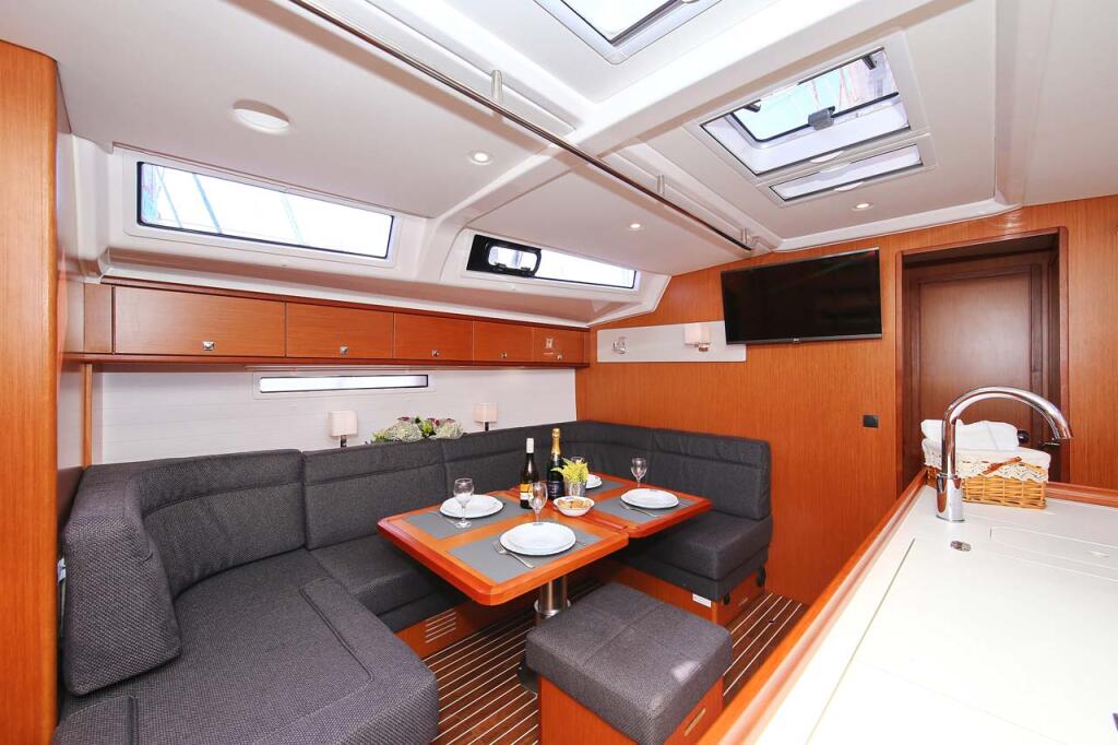 Sailing yacht 