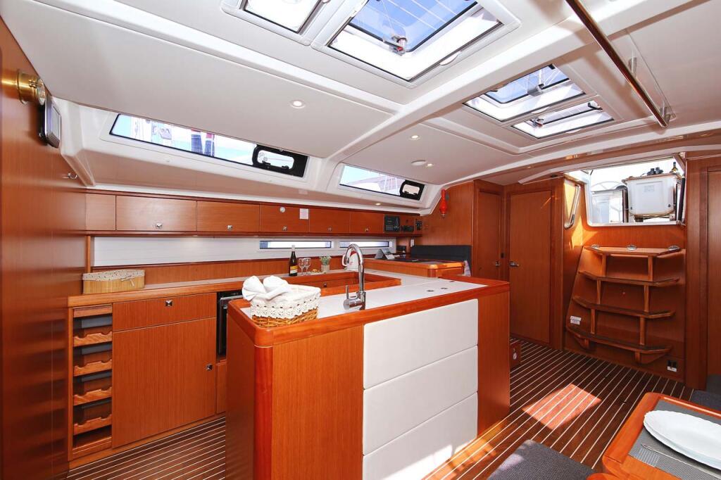 Sailing yacht 