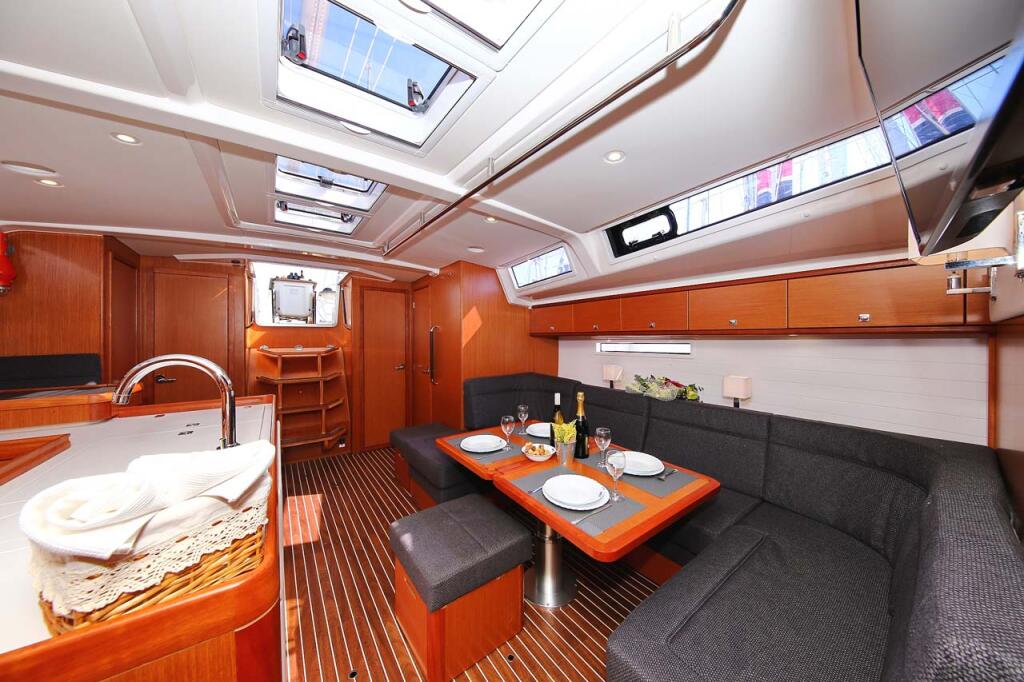 Sailing yacht 