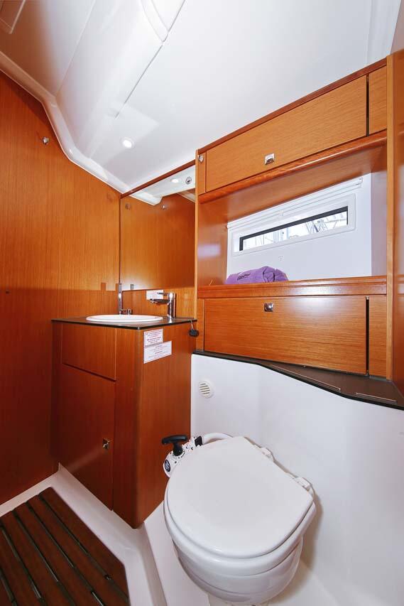 Sailing yacht 