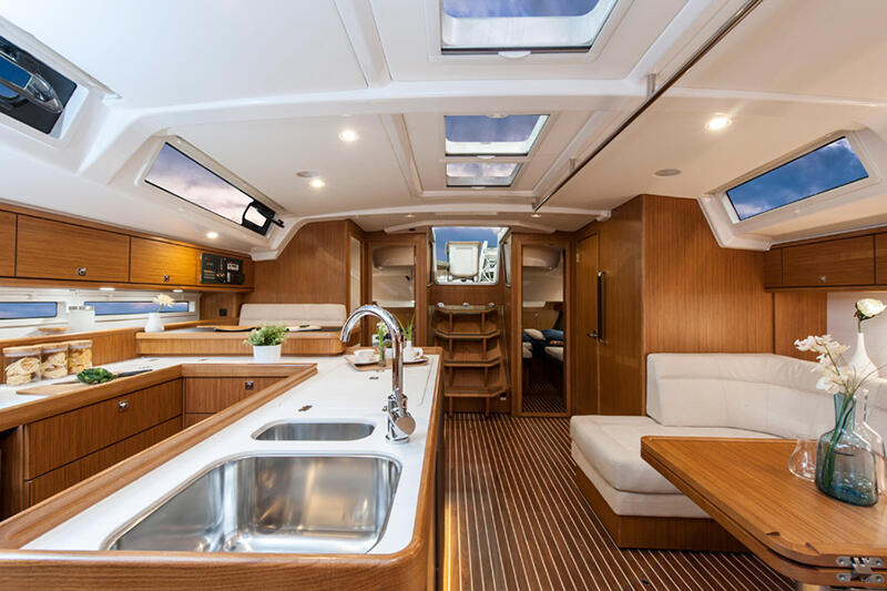 Sailing yacht 