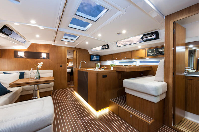 Sailing yacht 